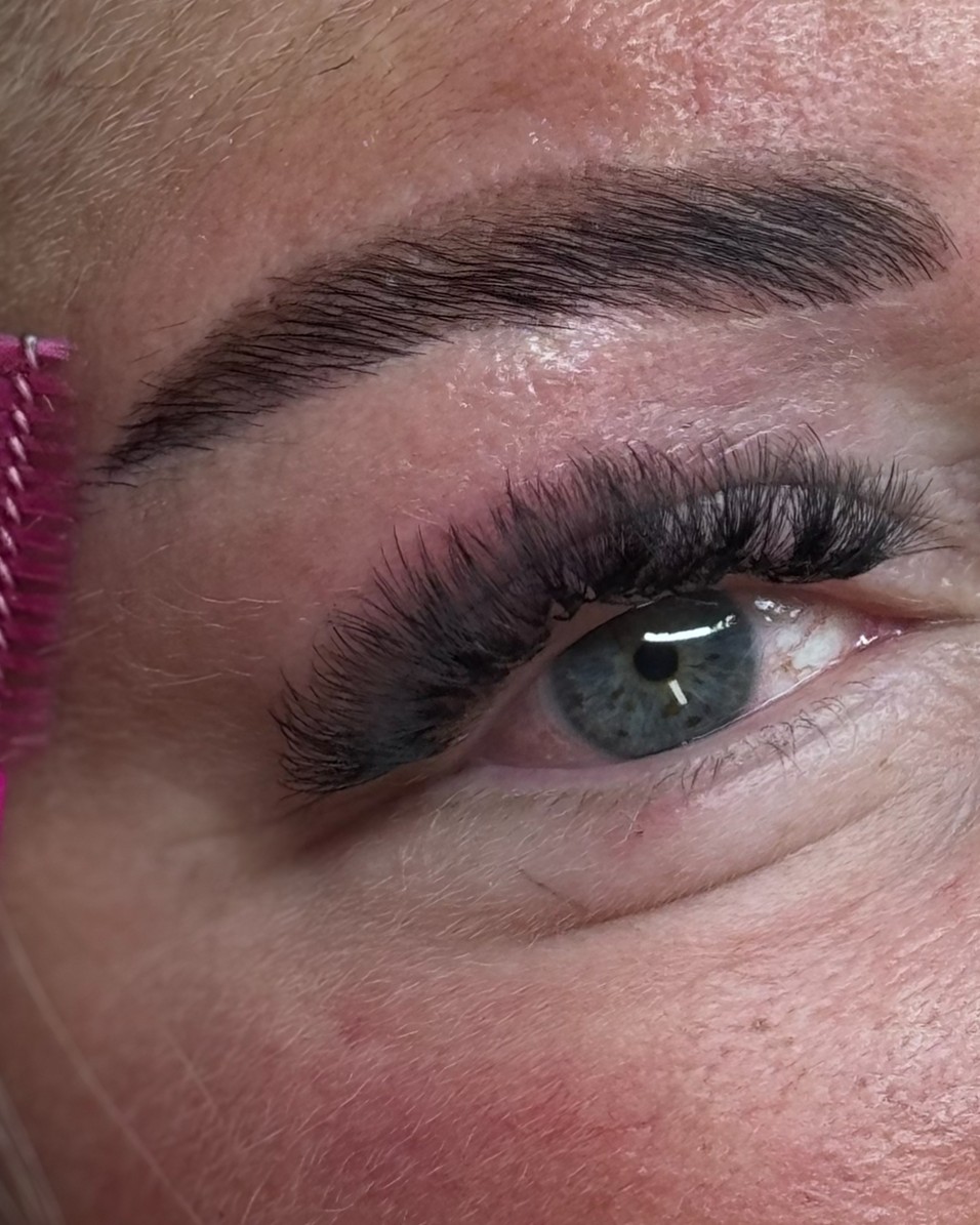 Volume wimpers, met een roze wimperborsteltje naast het oog