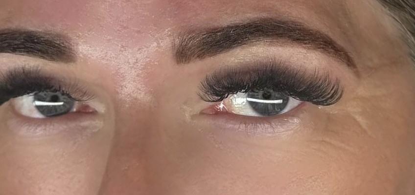 Klant met wimperextensions en verzorgde wenkbrauwen